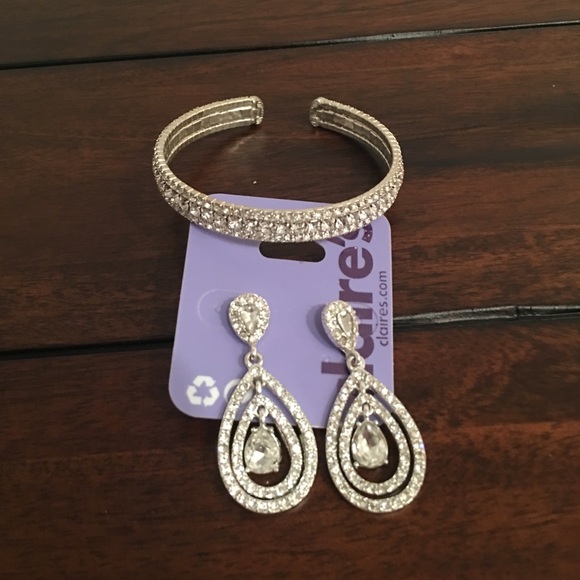 Claire's costume jewelry 5/$25 - Picture 1 of 5